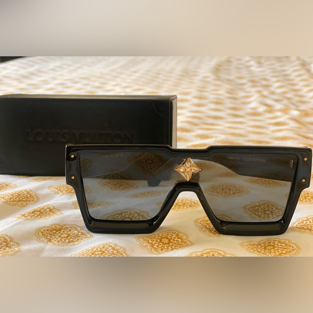 Original Louis Vuitton Cyclone Sunglasses, slightly scratched front nose area